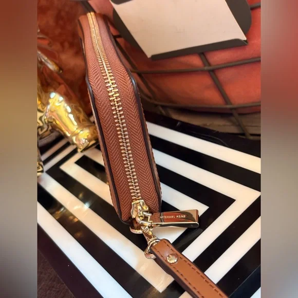 Michael Kors Jet Set Signature Logo Smartphone Wristlet Wallet - Picture 5 of 13